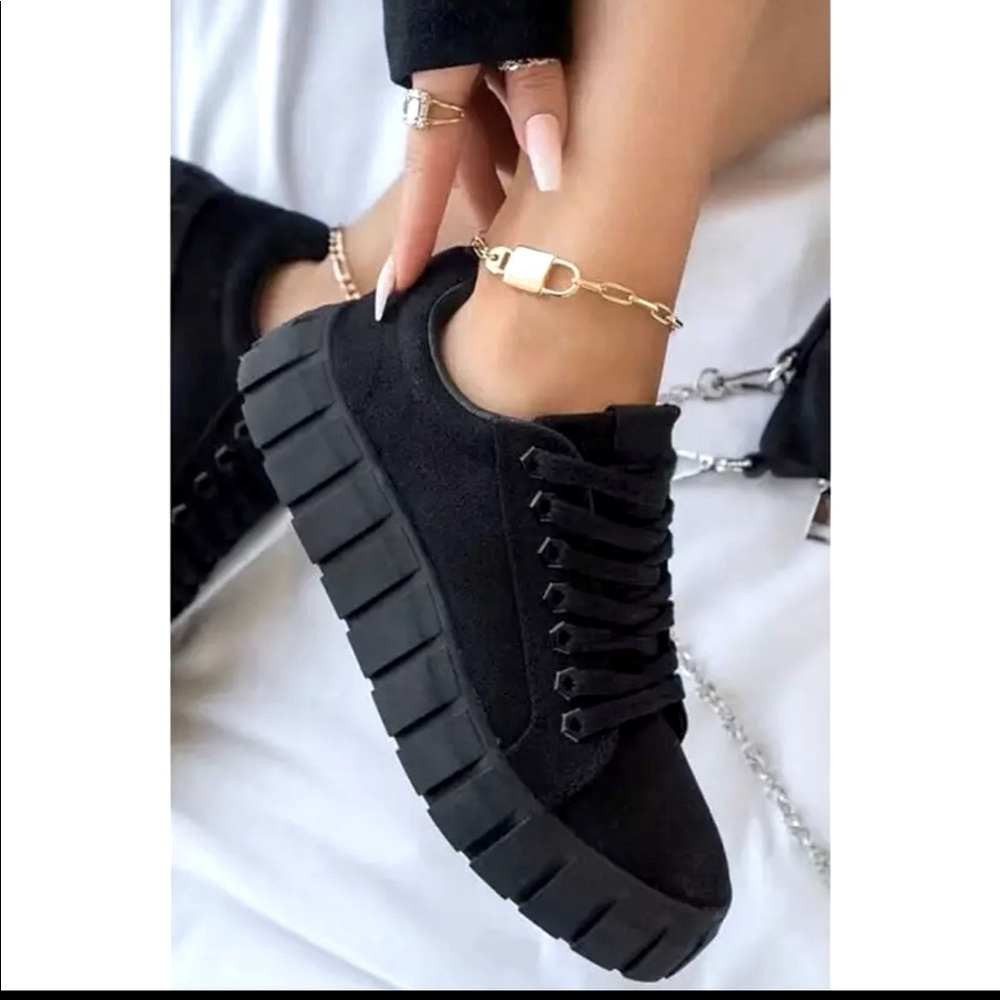 Chunky NWOT black sneaker. Size 40 wears like US 8 depending on type of socks
